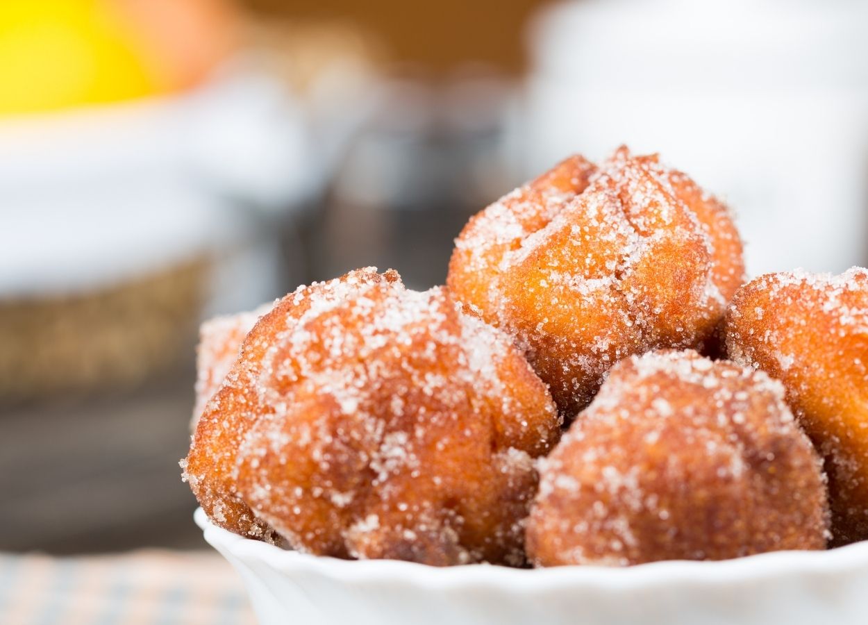 Bolinho de chuva com cheio de doce de leite Bolinho de chuva com cheio de doce de leite