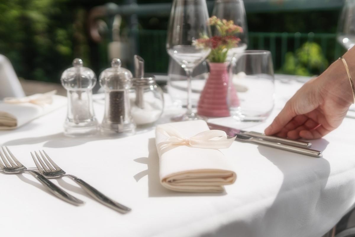 Como retirar manchas de bebidas das toalhas de mesa? Veja dicas simples para resolver o problema