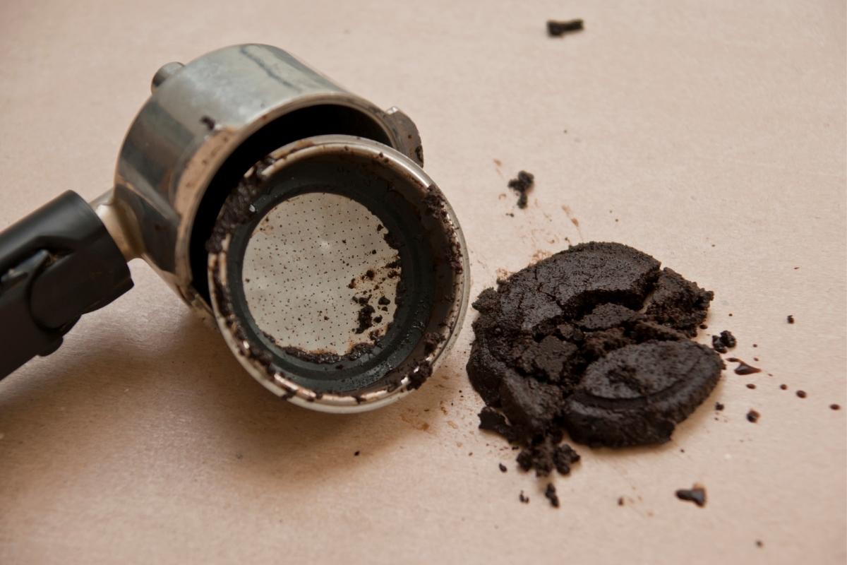 Não jogue mais fora a borra do café! Veja dicas de como usar e reutilize de formas úteis