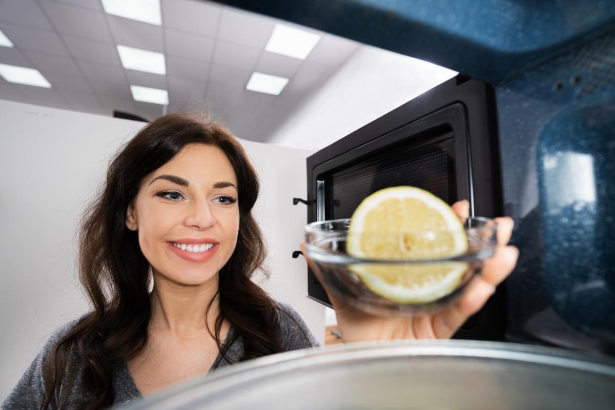 Truques de ouro para limpar seu micro-ondas: confira as melhores dicas agora mesmo
