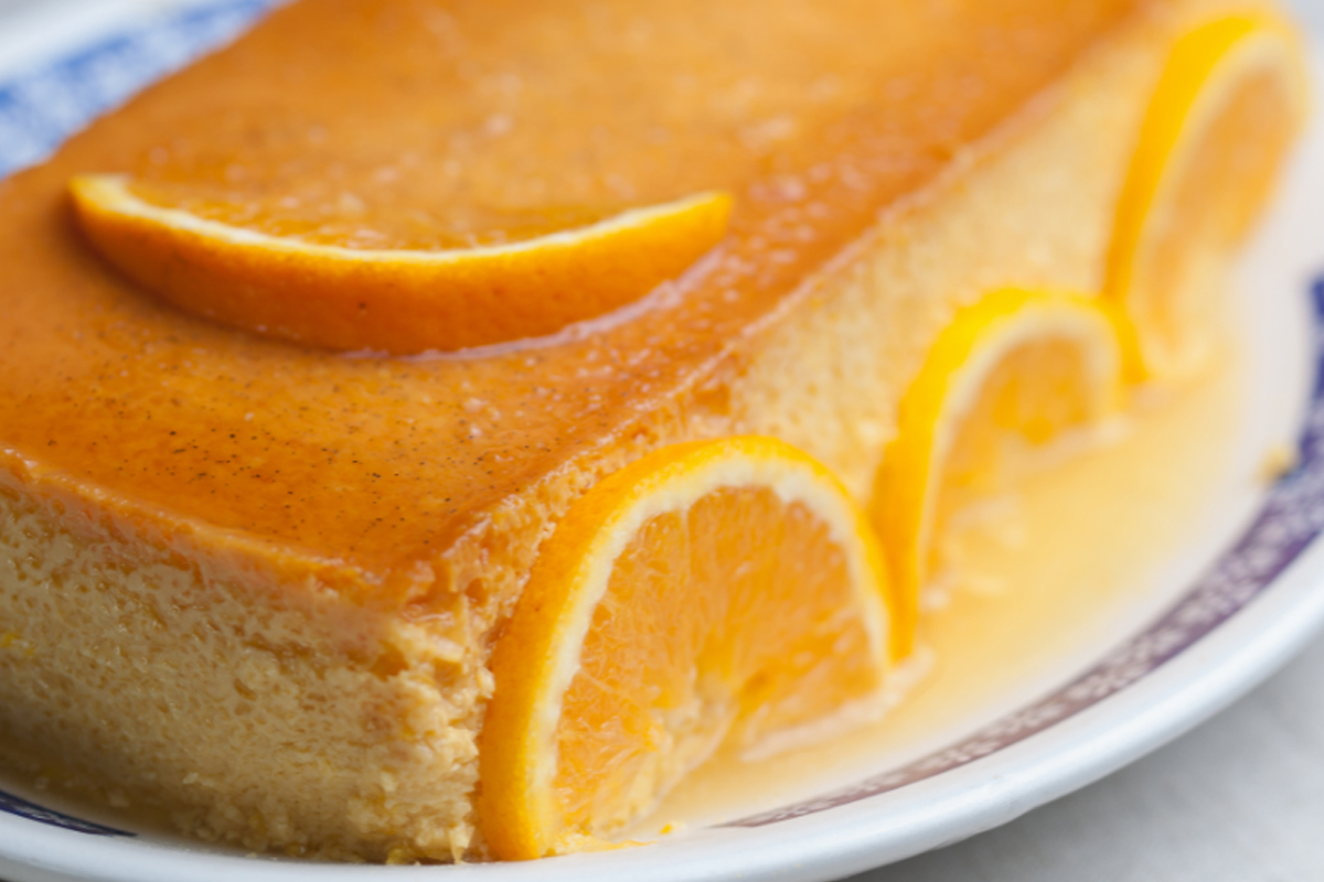Veja como fazer manjar com calda cítrica de laranja como sobremesa- Reprodução Canva
