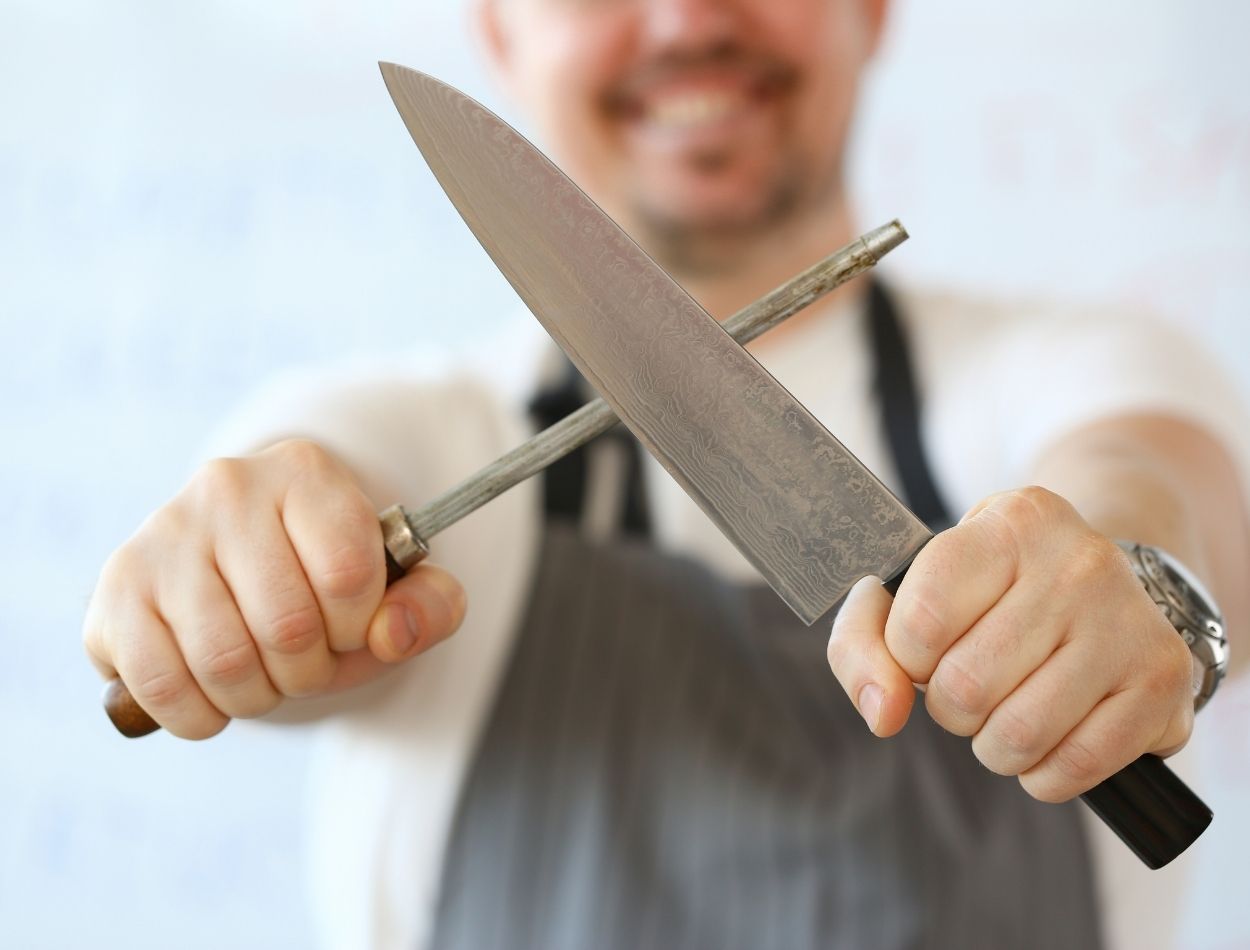Como afiar facas com segurança? Confira dicas para manter os utensílios em perfeito estado