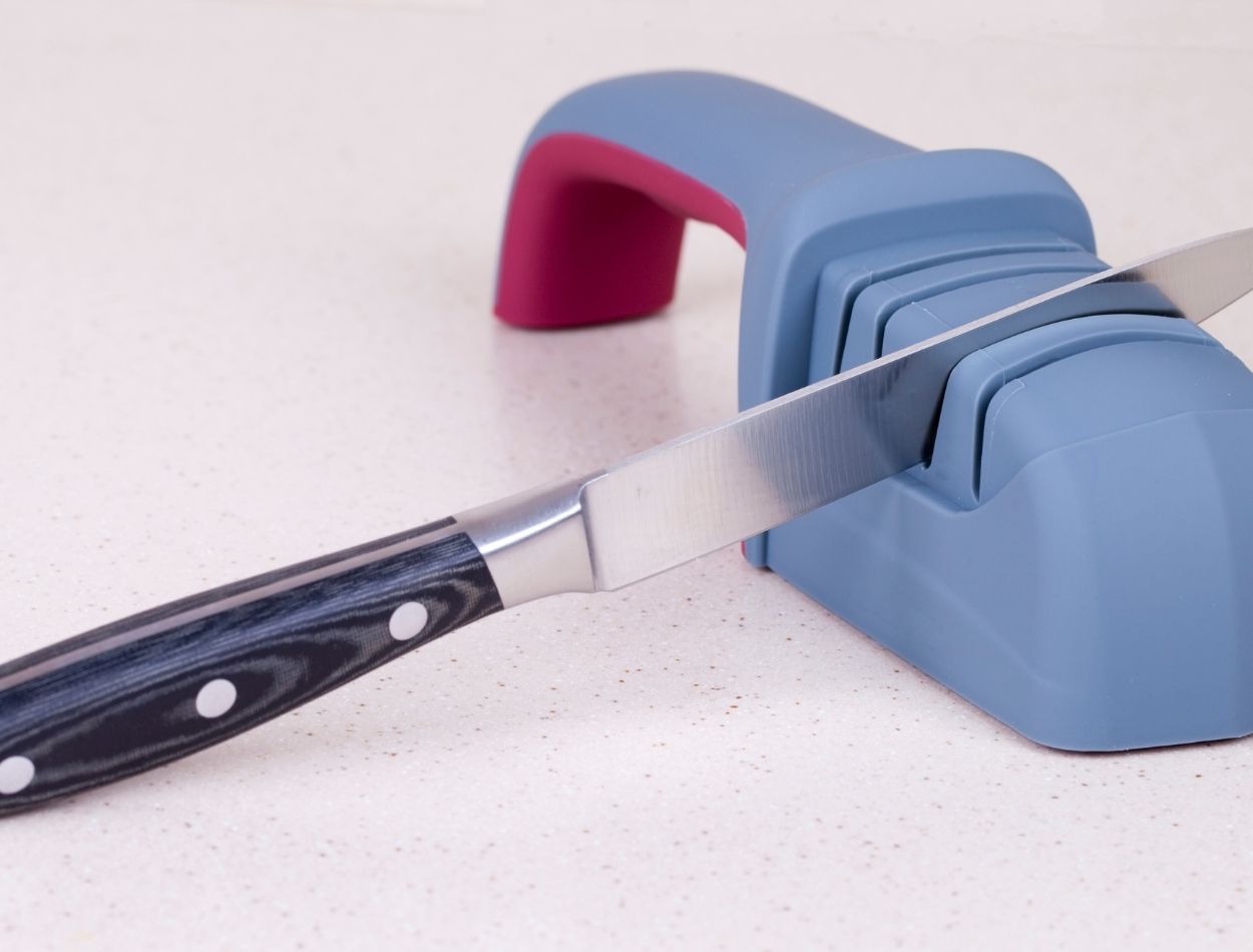 Como afiar facas com segurança? Confira dicas para manter os utensílios em perfeito estado