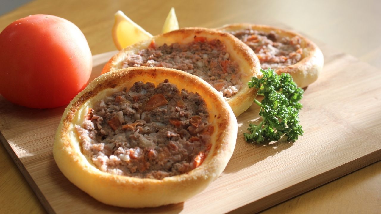 Esfiha aberta de carne Esfiha aberta de carne