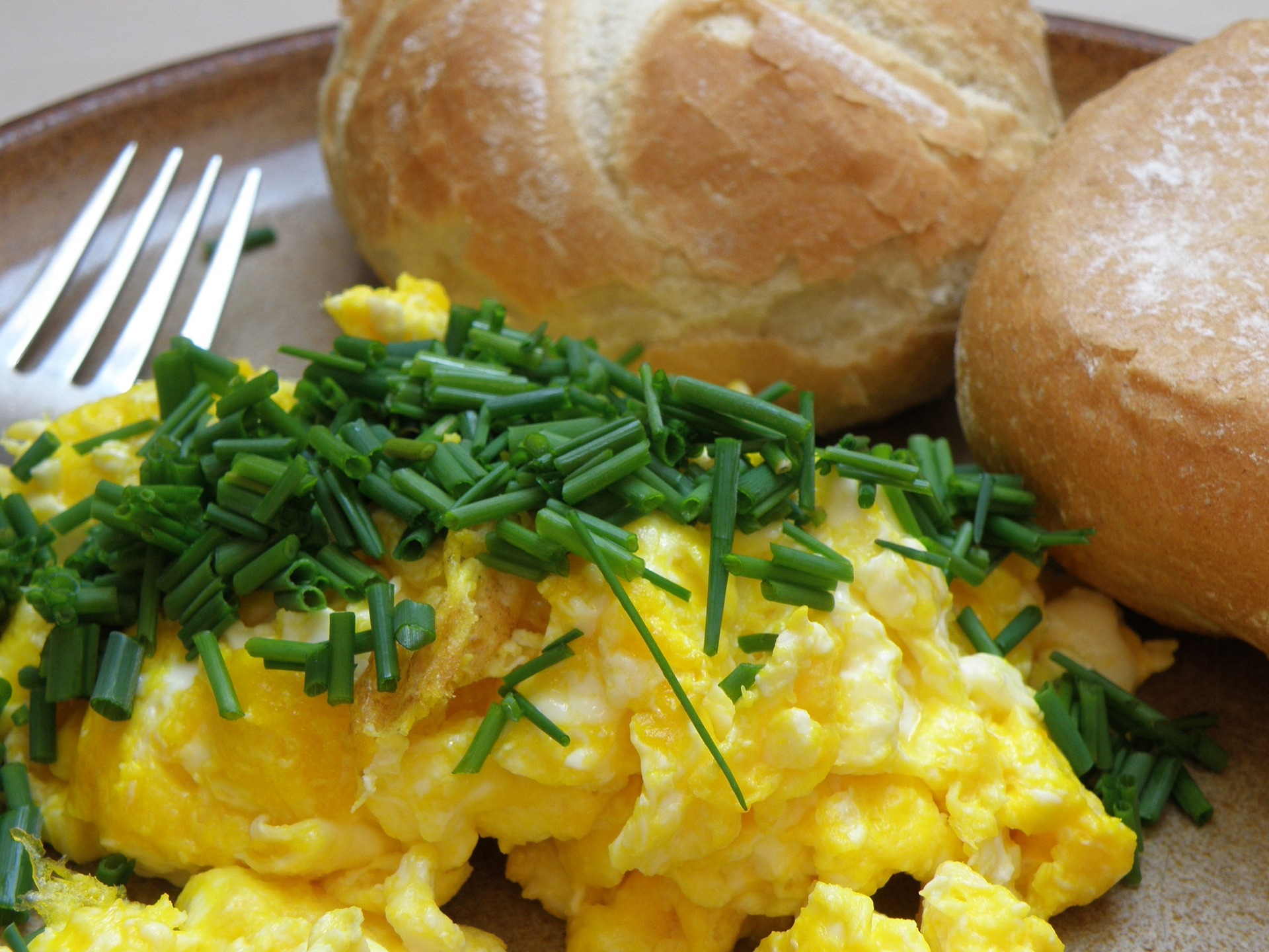 Ovos mexidos cremosos para café da manhã igual de hotel