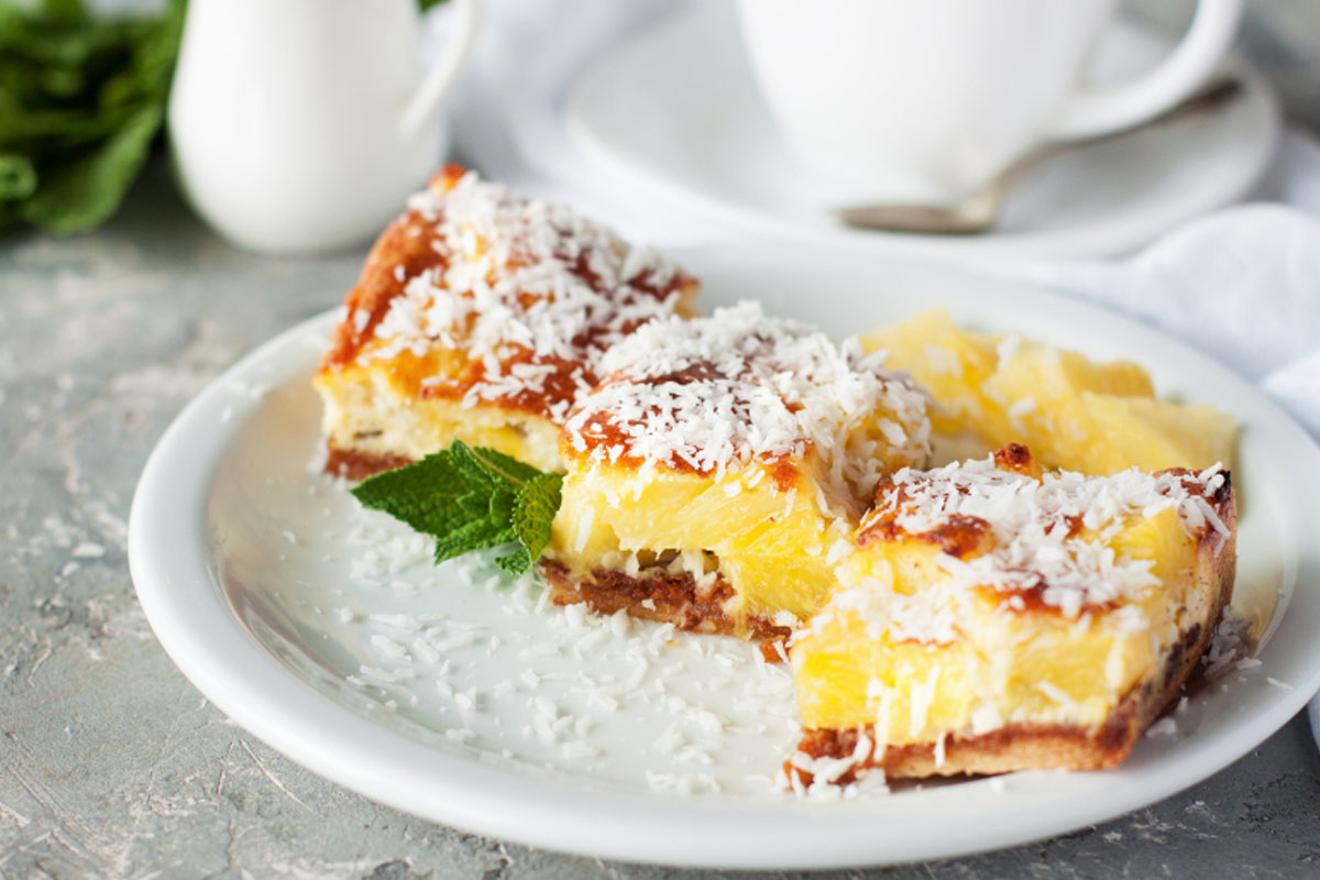 Aprenda como fazer o bolo de abacaxi com coco para o café da manhã - Reprodução Canva
