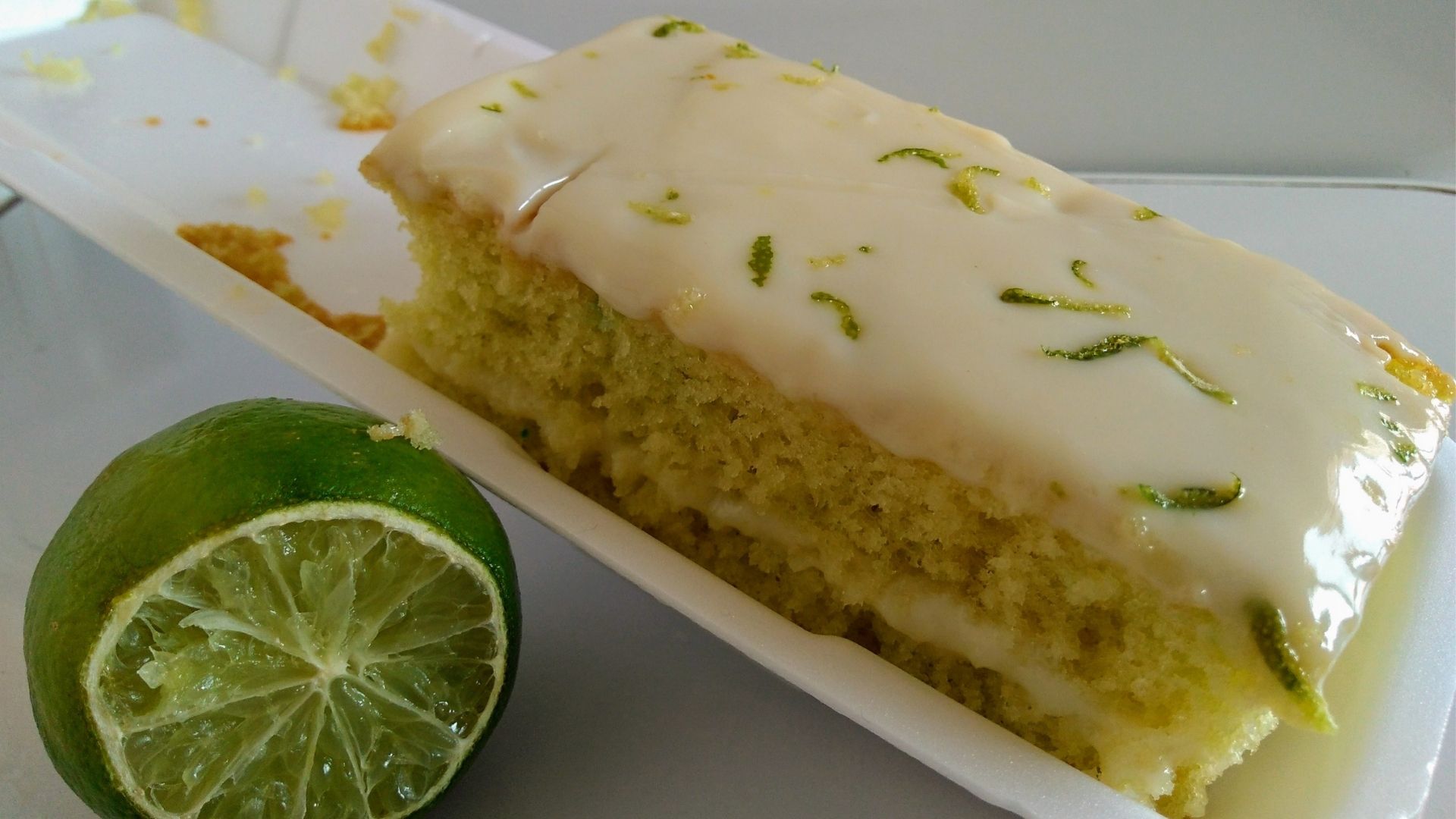 Bolo de limão com casquinha de leite condensado para café da manhã (canva)