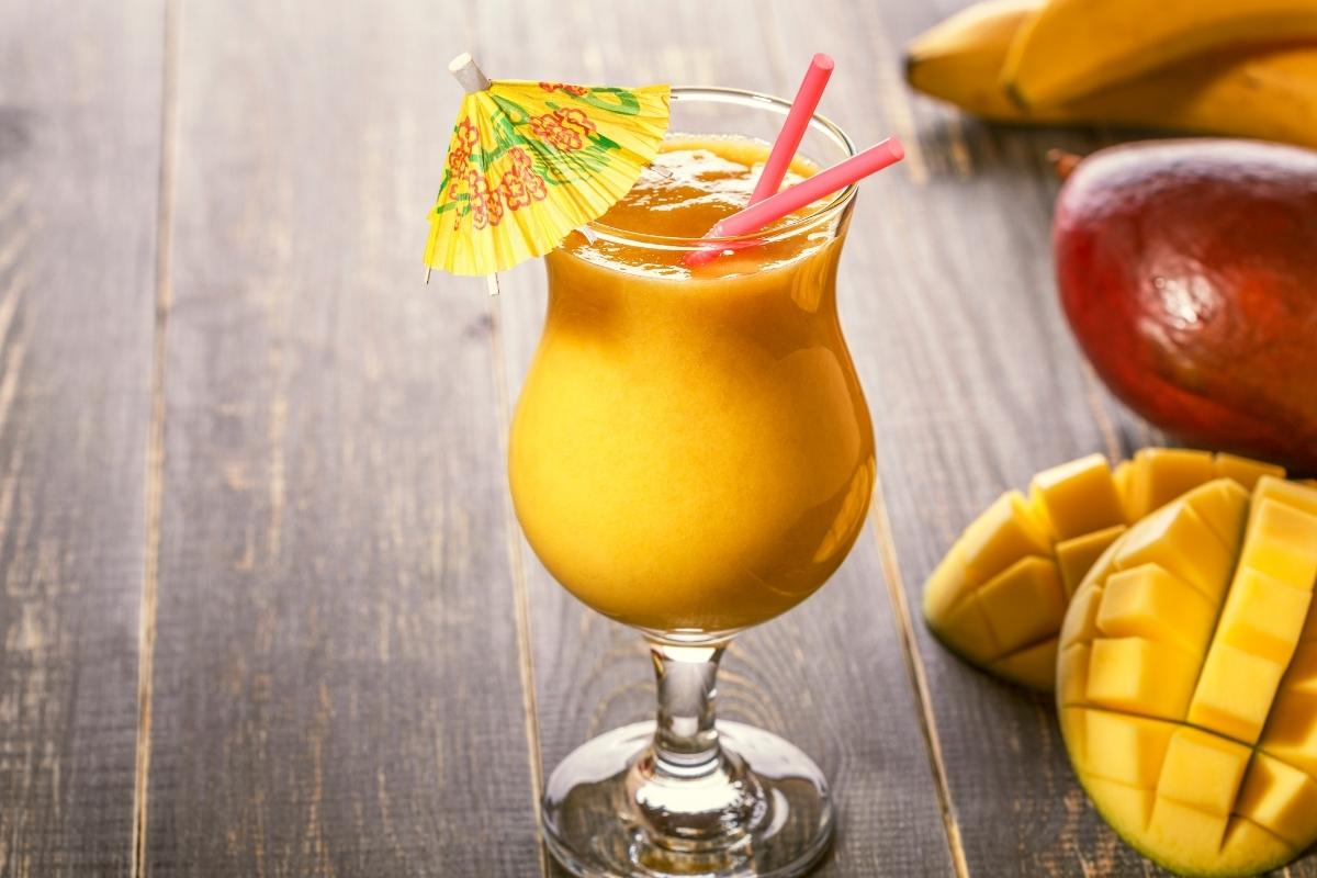 Drink de frutas tropicais: confira as melhores opções de bebida mista sem álcool