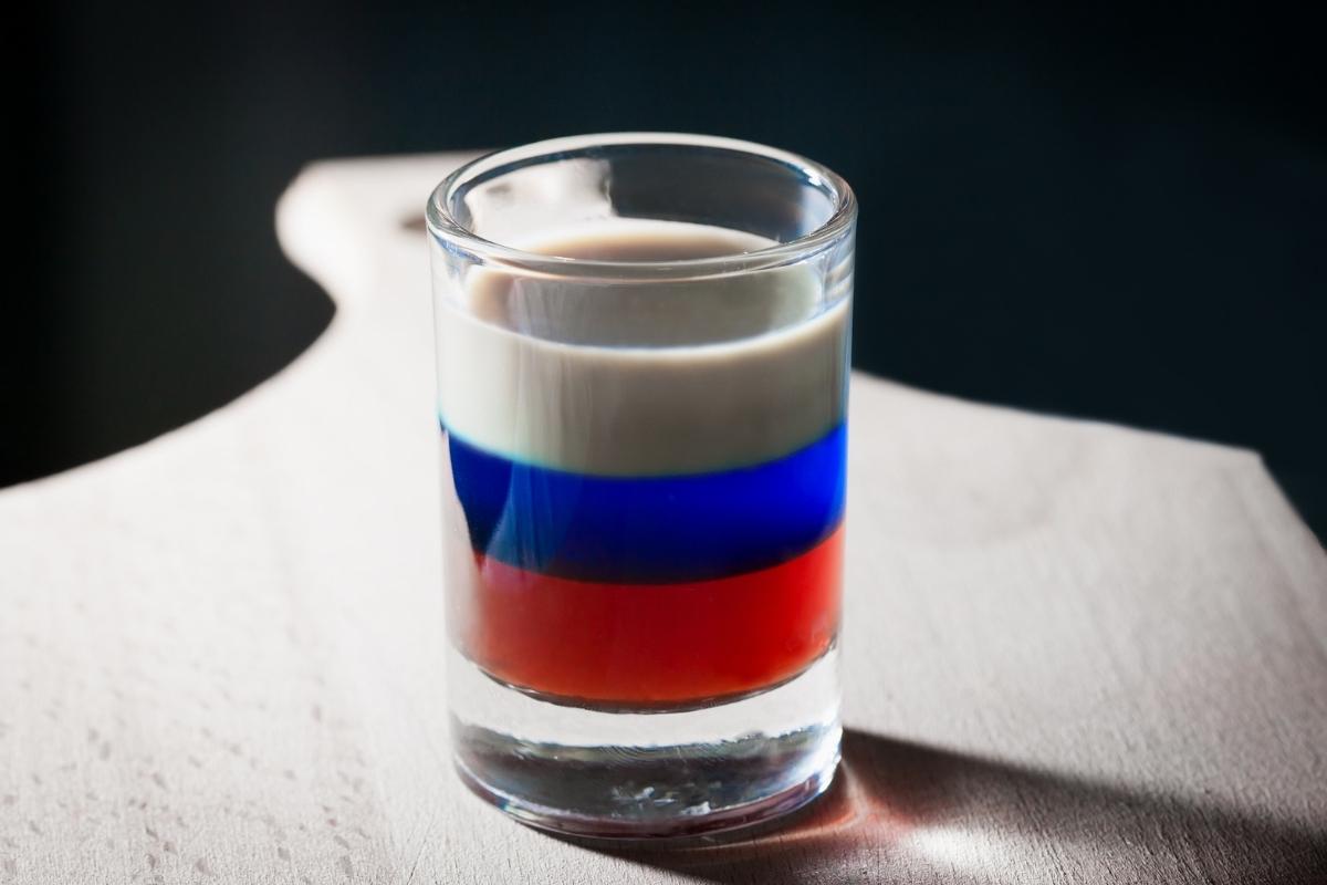 Drink Russian Flag: saiba como fazer essa bebida mista tradicional da Rússia em sua casa