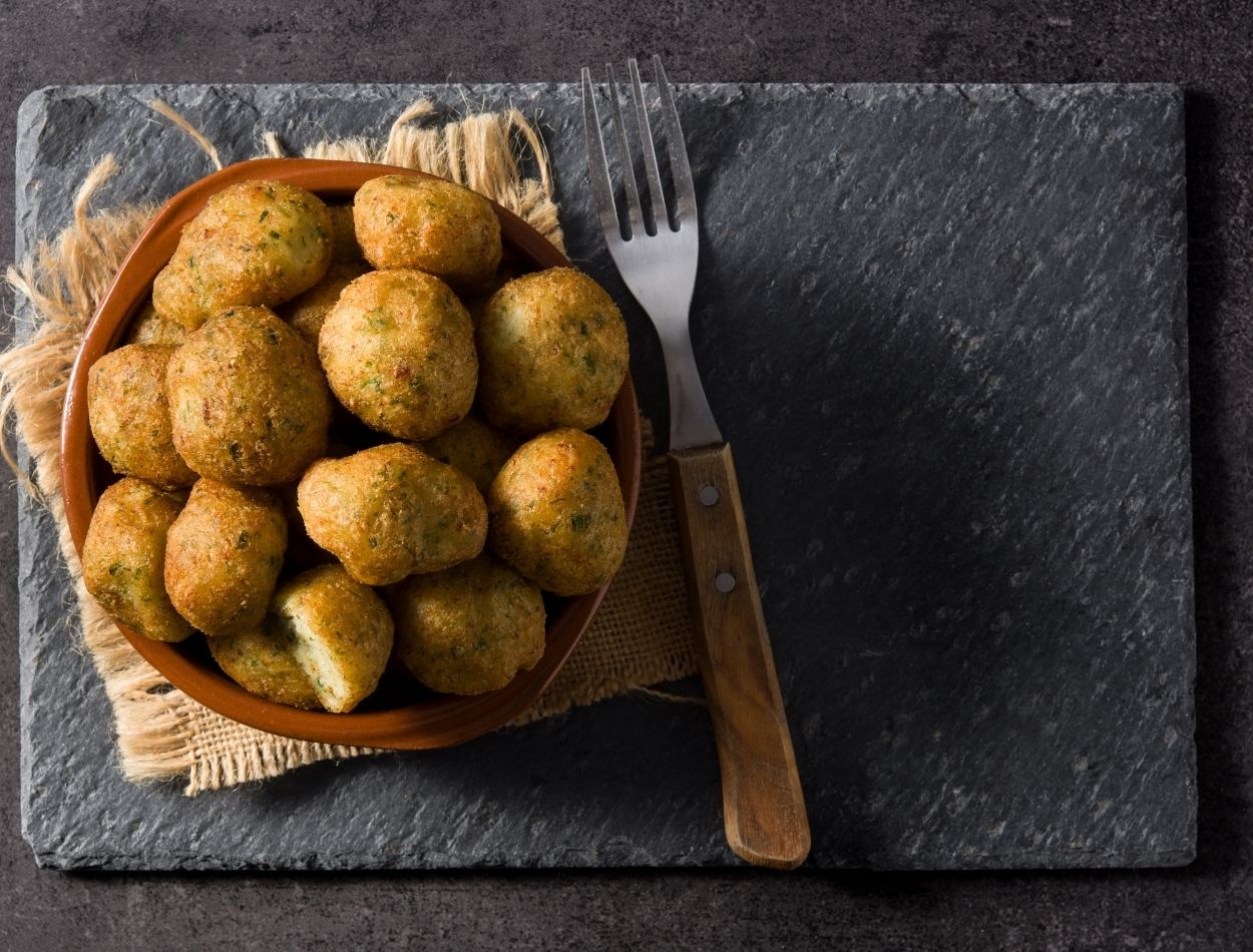 Bolinho de bacalhau e molho especial: o melhor petisco para apreciar com os amigos