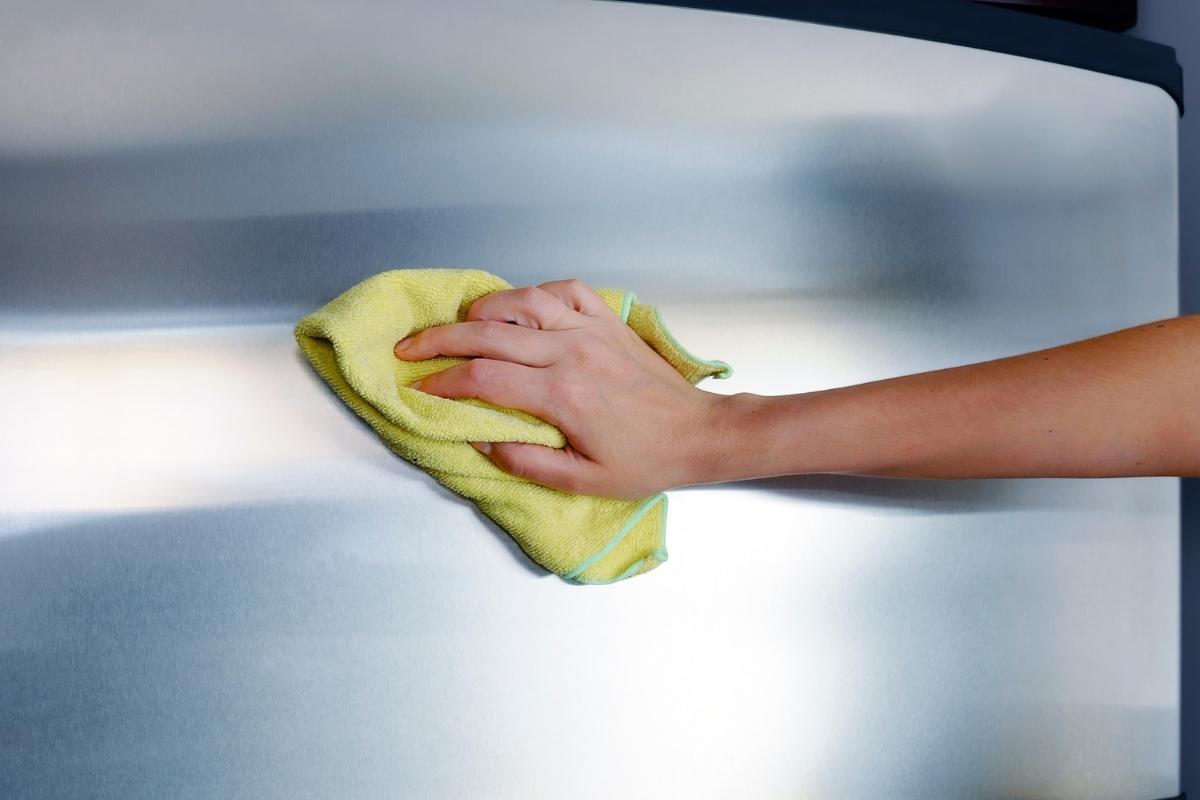 Saiba como limpar eletrodomésticos em inox e evitar manchas: confira dicas práticas