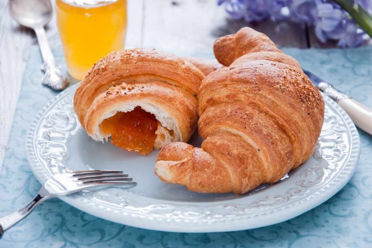 croissant recheado para o café da manhã