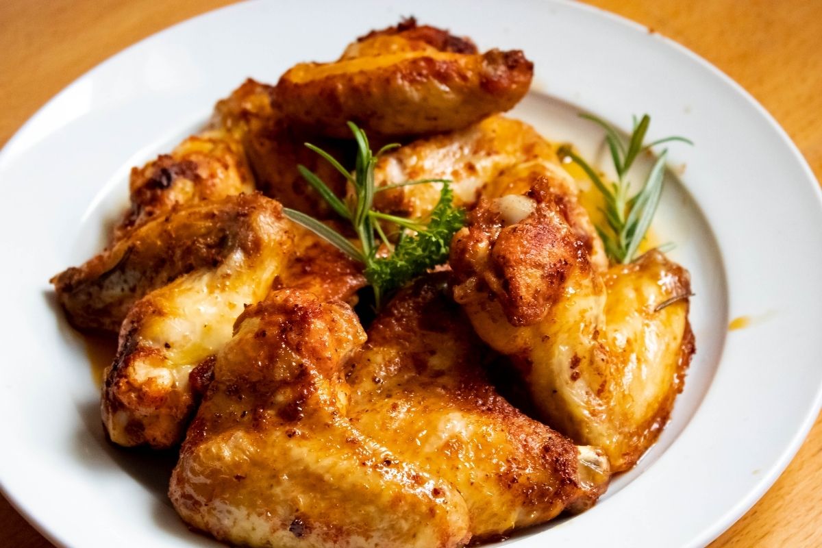 Receita de frango assado com batatas para almoço ou jantar na ceia de natal