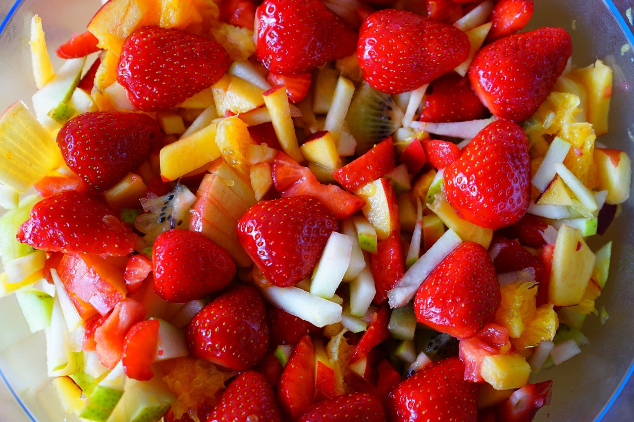 Salada de frutas com iogurte e granola para lanche ou sobremesa