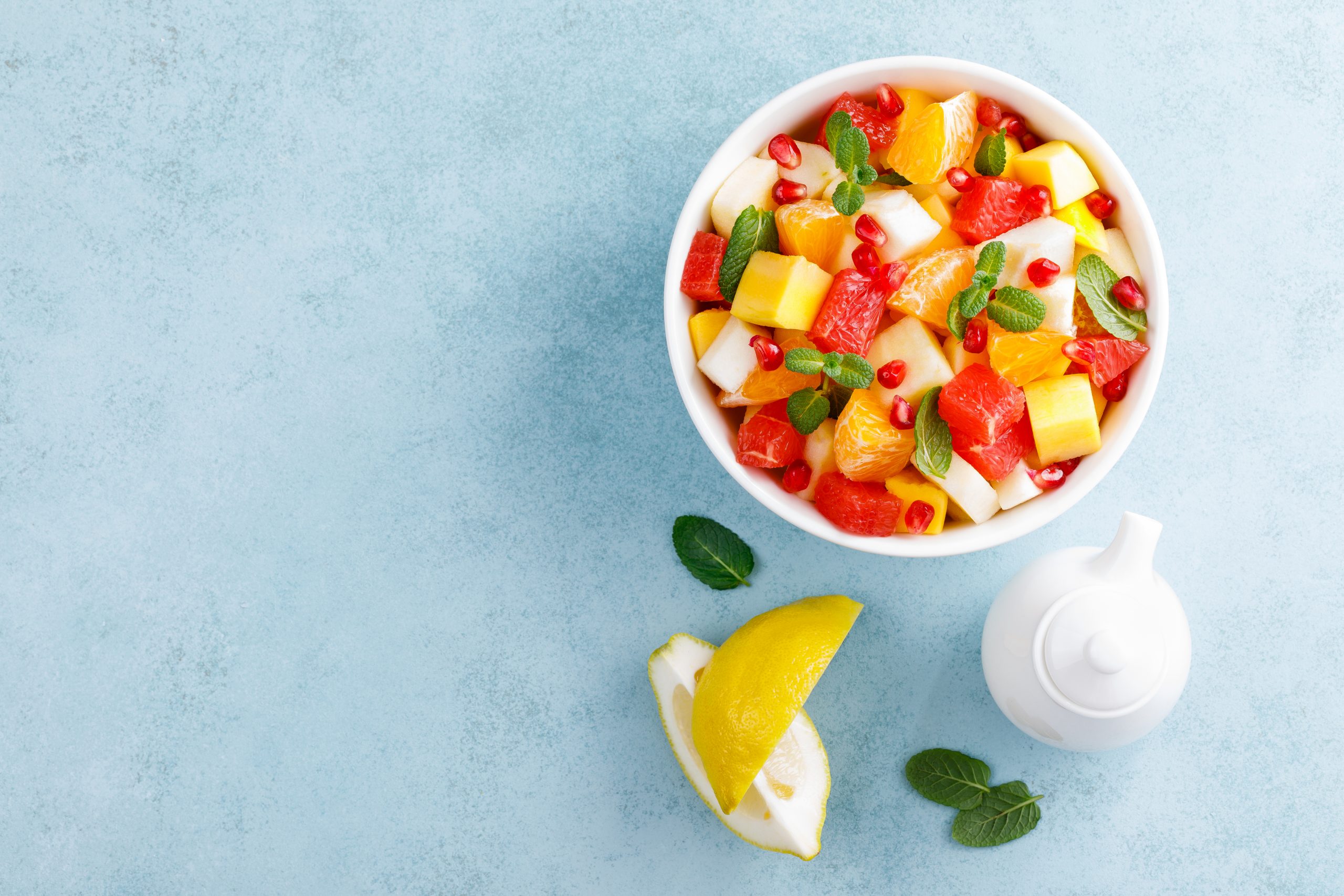 salada de frutas com iogurte natural para café da manhã