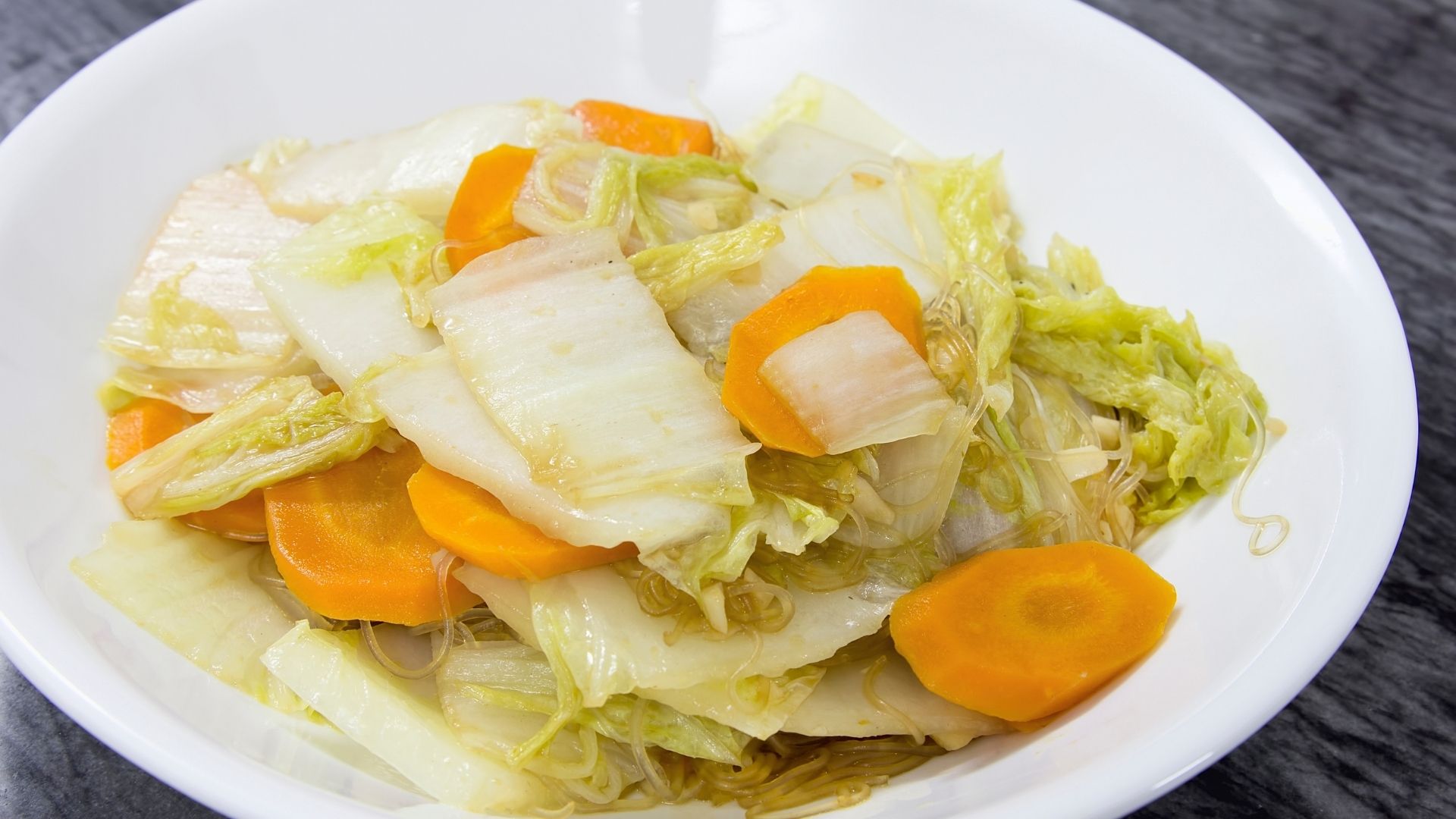 salada de repolho chinês para almoço (canva)