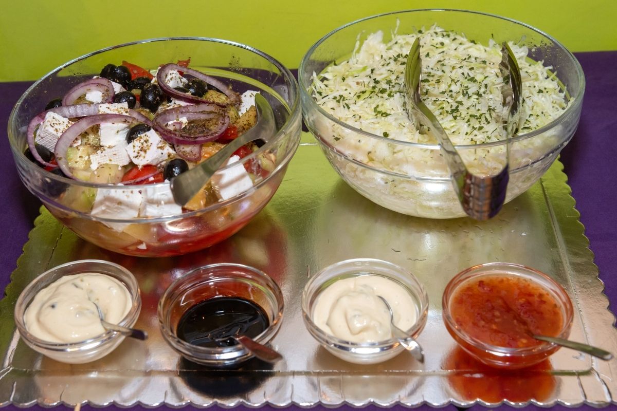 salada de repolho com grão de bico e molho especial