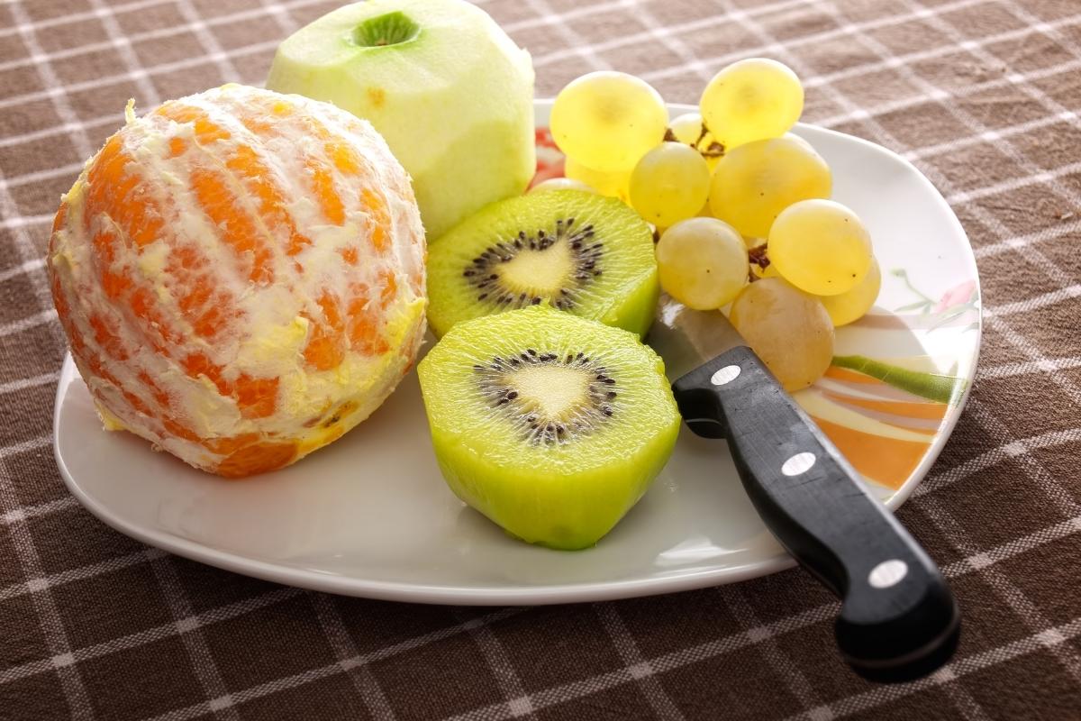 Como conservar frutas e legumes descascados na geladeira sem escurecer? Confira dicas que você não conhecia