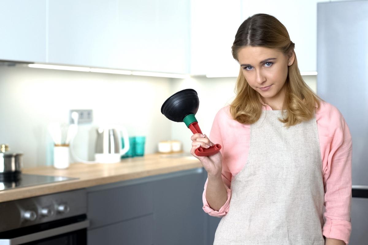 Como desentupir pia da cozinha com truques caseiros e práticos? Saiba agora mesmo