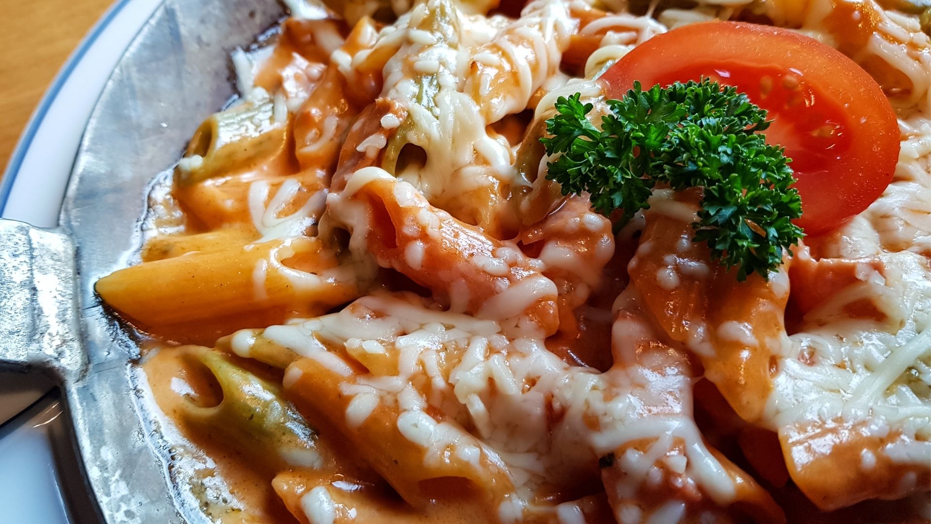 Macarrão na panela de pressão para almoço (canva)