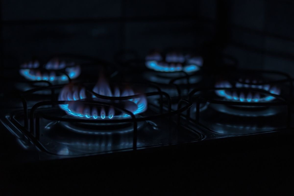 Misturinha para limpar fogão; vai parecer que acabou de sair da loja, veja dicas 