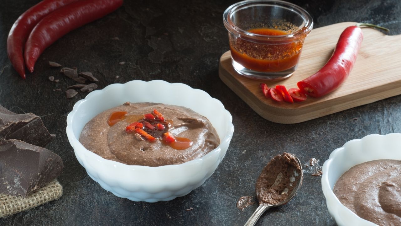 Mousse de chocolate com calda de pimenta