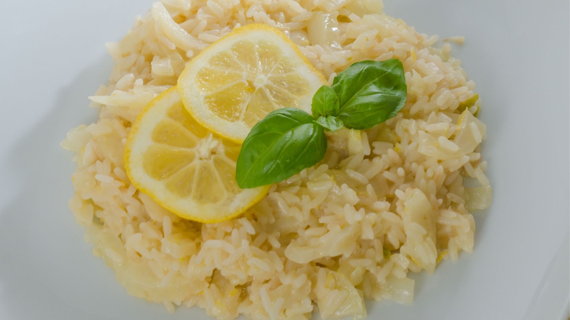 Risoto de limão siciliano e parmesão para o jantar (Canva)