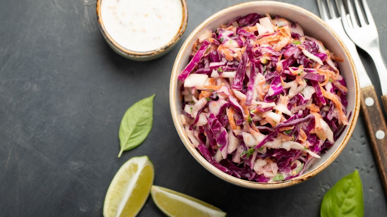 Salada coleslaw com iogurte para almoço