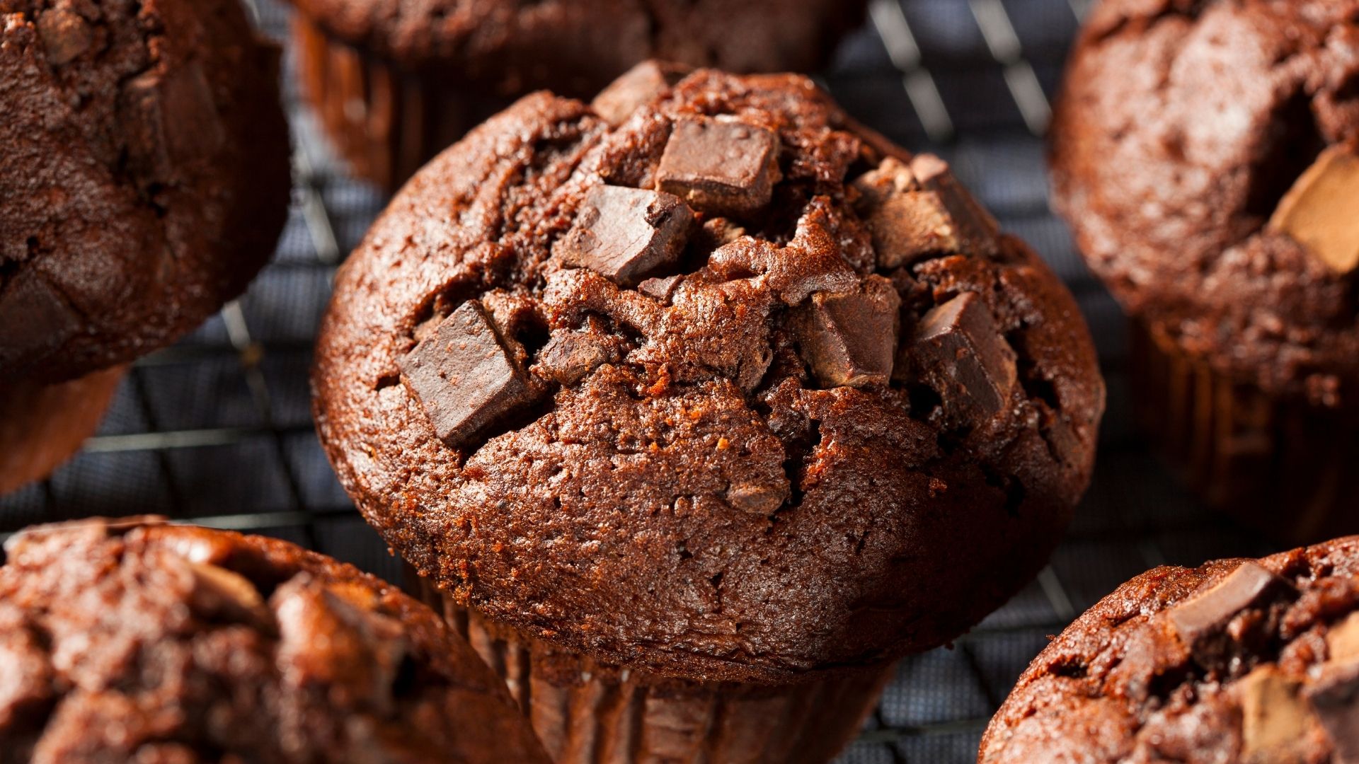 Veja a seguir como preparar uma receita saborosa de muffin de chocolate para o café da manhã - canva