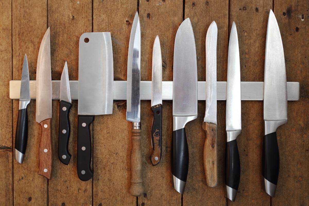 Saiba como afiar facas em casa com segurança: confira dicas e os métodos indicados