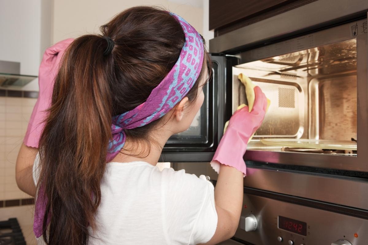 Saiba agora mesmo como fazer um limpa-fornos caseiro que desbanca opções do mercado