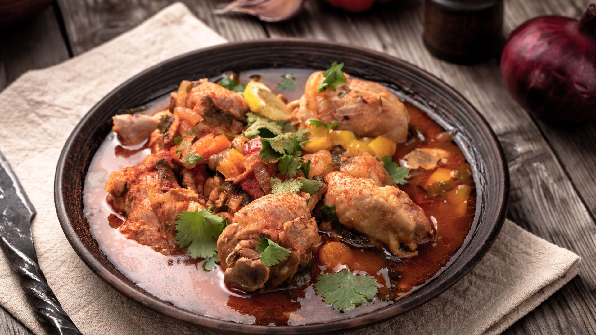 escabeche de frango para almoço (canva)