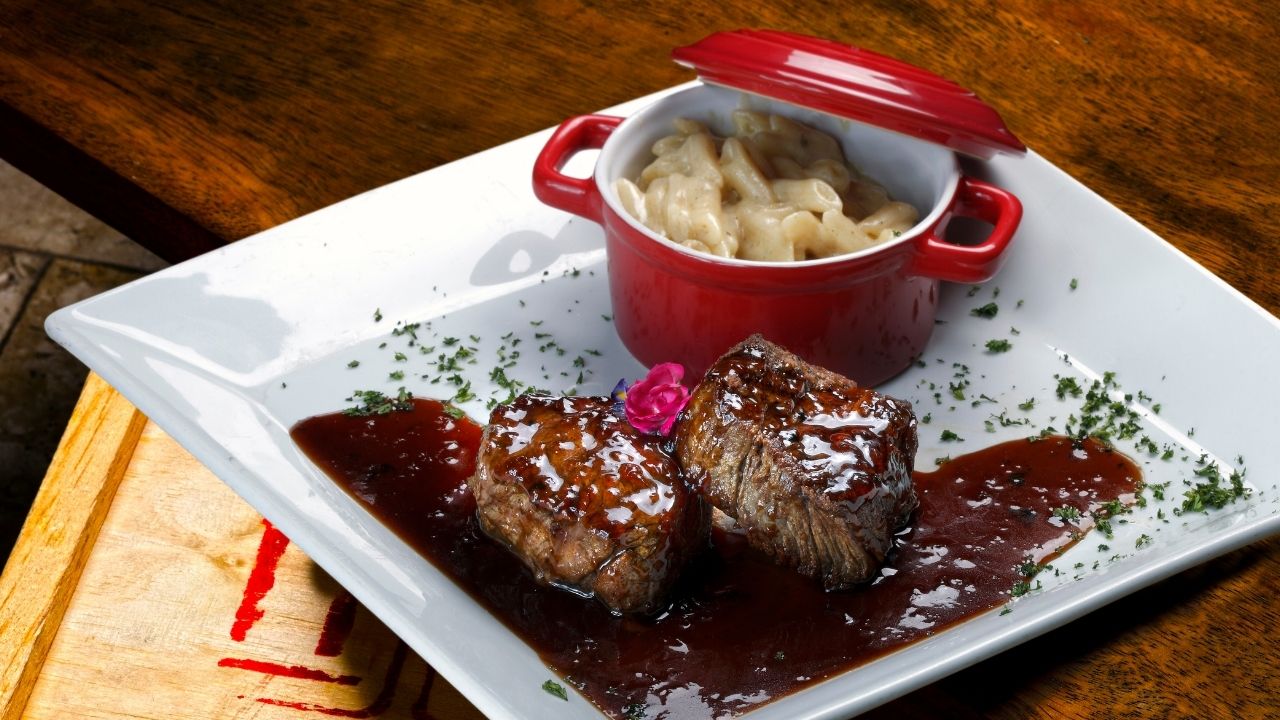 filé mignon com molho e champignon no almoço