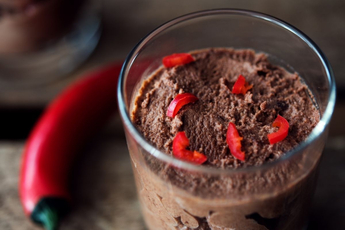 sobremesa: mousse de chocolate com calda de pimenta