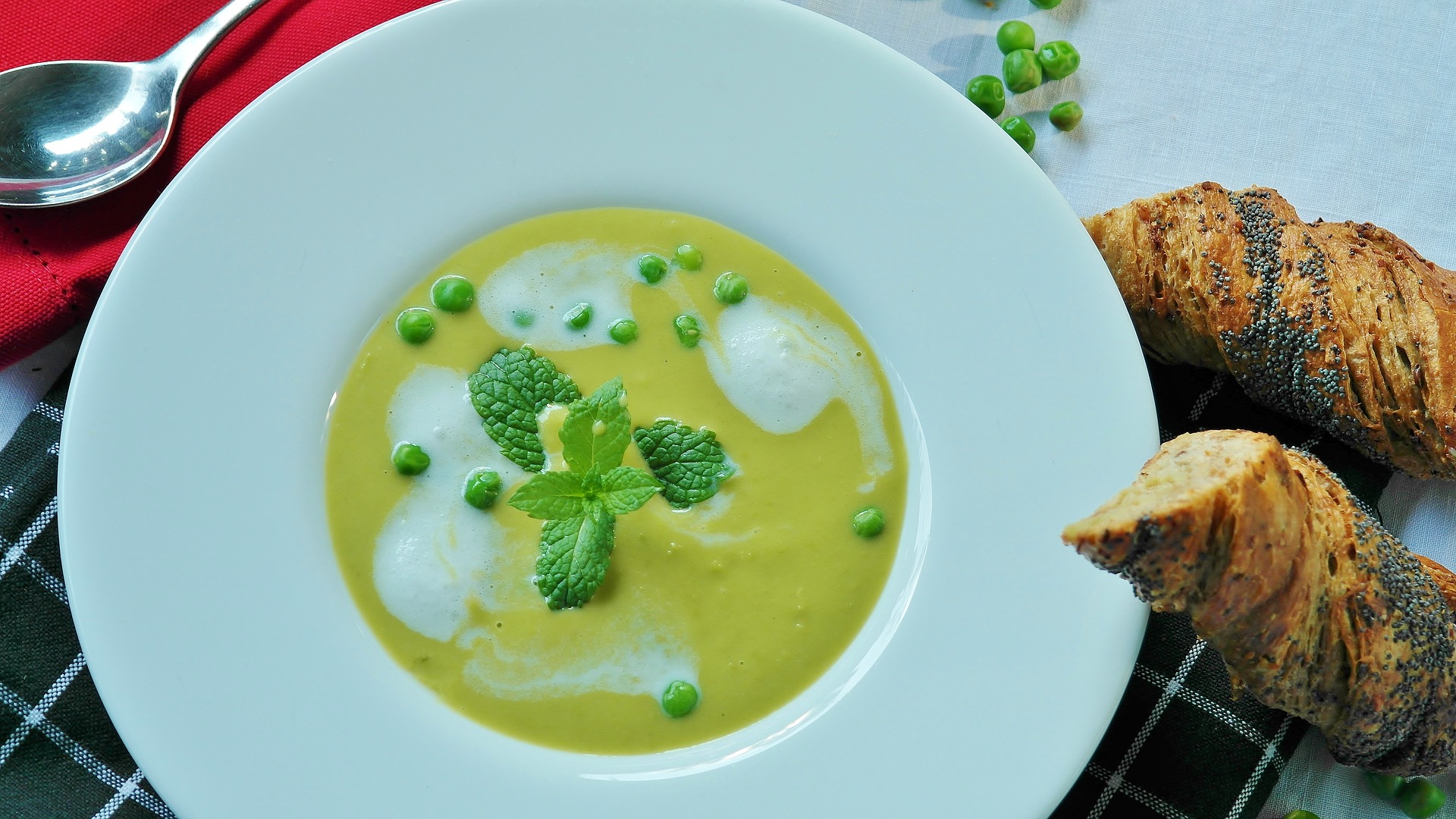 Sopa de banana verde para servir no almoço ou jantar