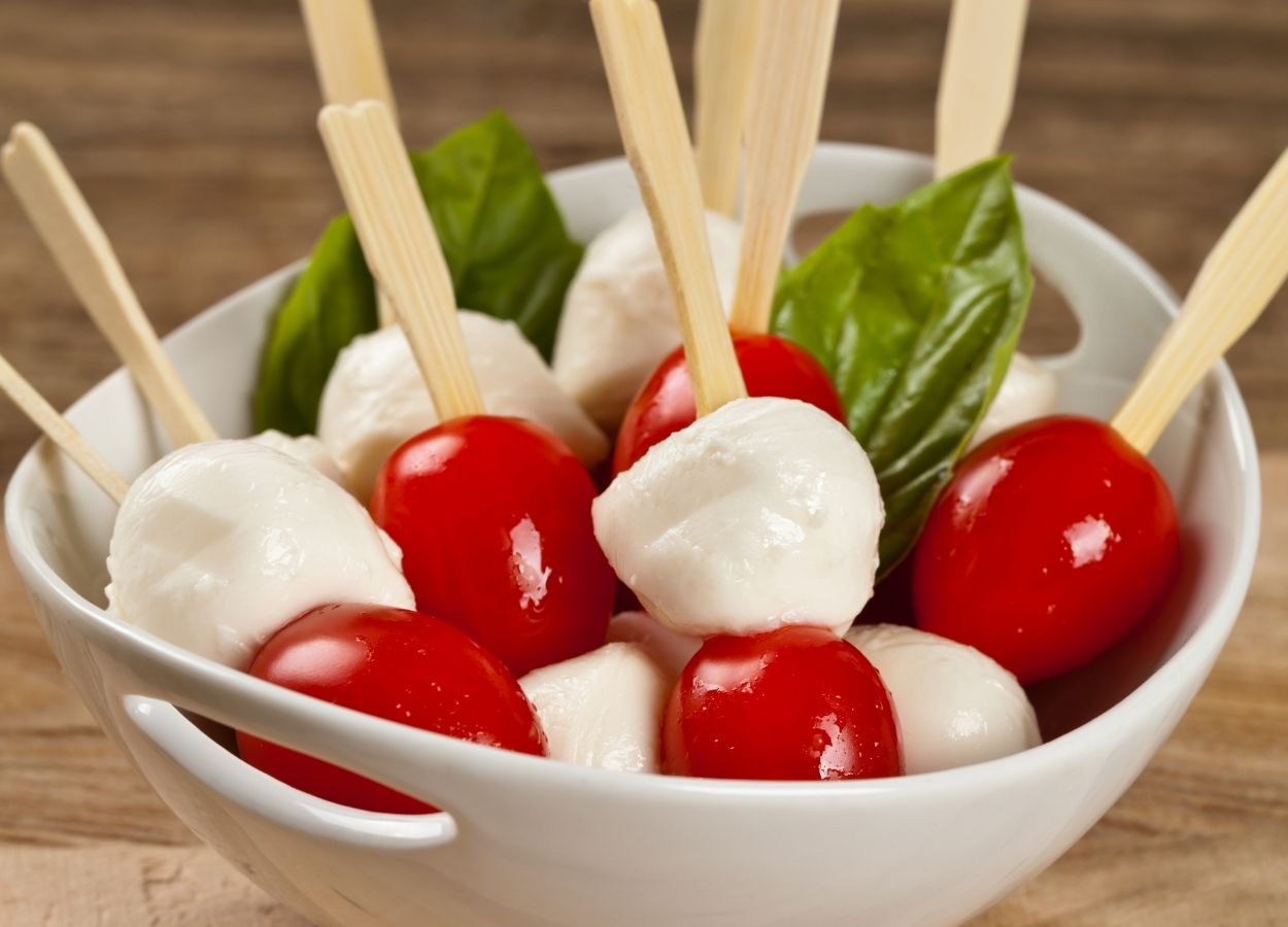 salada caprese no palitinho