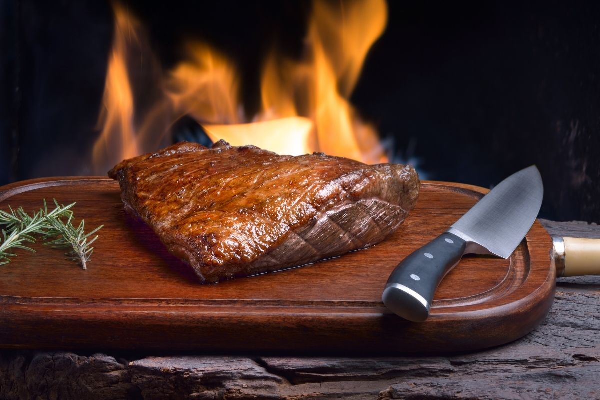 3 carnes baratas para fazer churrasco; veja como economizar com
