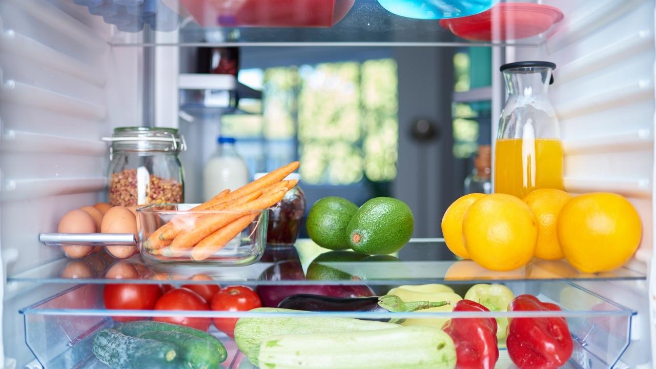 Dicas para organizar os alimentos na geladeira, Foto: Canva Pro.