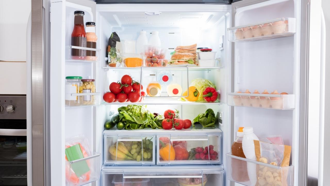 Dicas para organizar os alimentos na geladeira, Foto: Canva Pro.