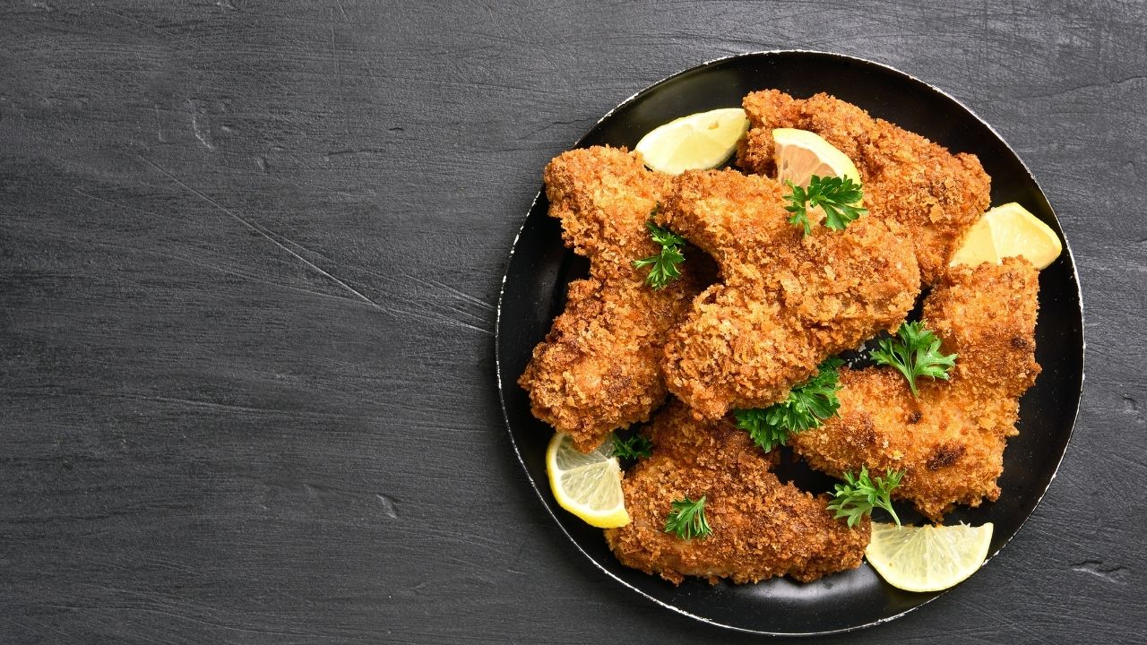 Asinhas de frango empanadas com farinha panko para o almoço