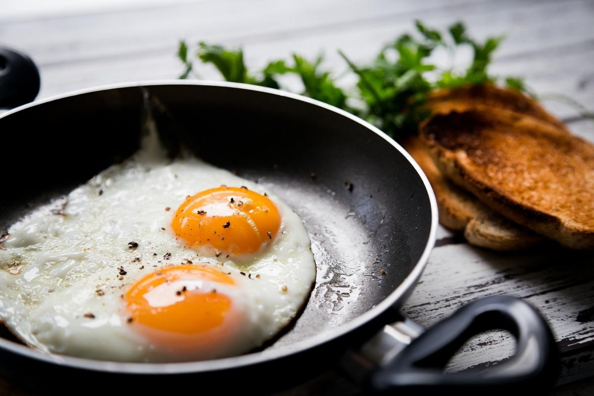 Como fritar ovo sem usar óleo? Saiba fazer de uma forma mais saudável e também saborosa