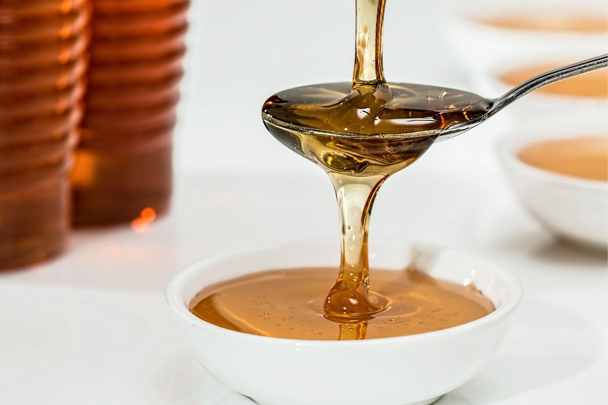 Descubra os benefícios do mel para saúde e como usar
