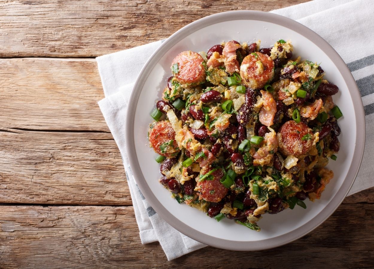 Feijão tropeiro delicioso para o almoço