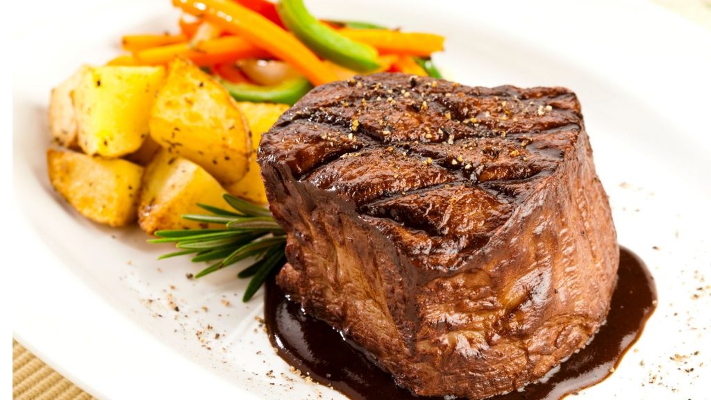 Receita de filé mignon ao molho madeira: prato refinado para um almoço