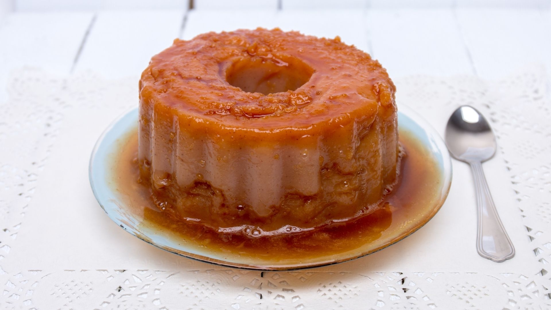 Pudim de goiaba com calda para sobremesa (canva)