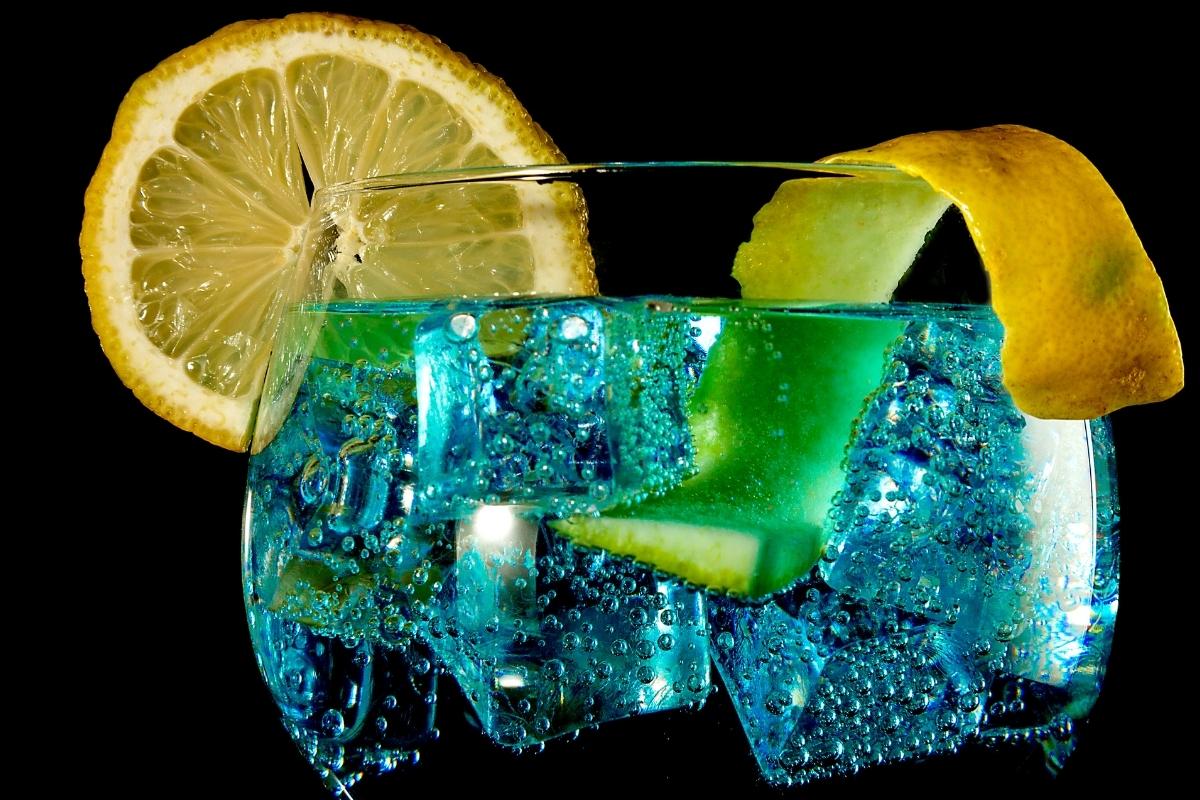 Drink Gin Tônica Blue: veja como preparar a bebida mista mais versátil do cardápio