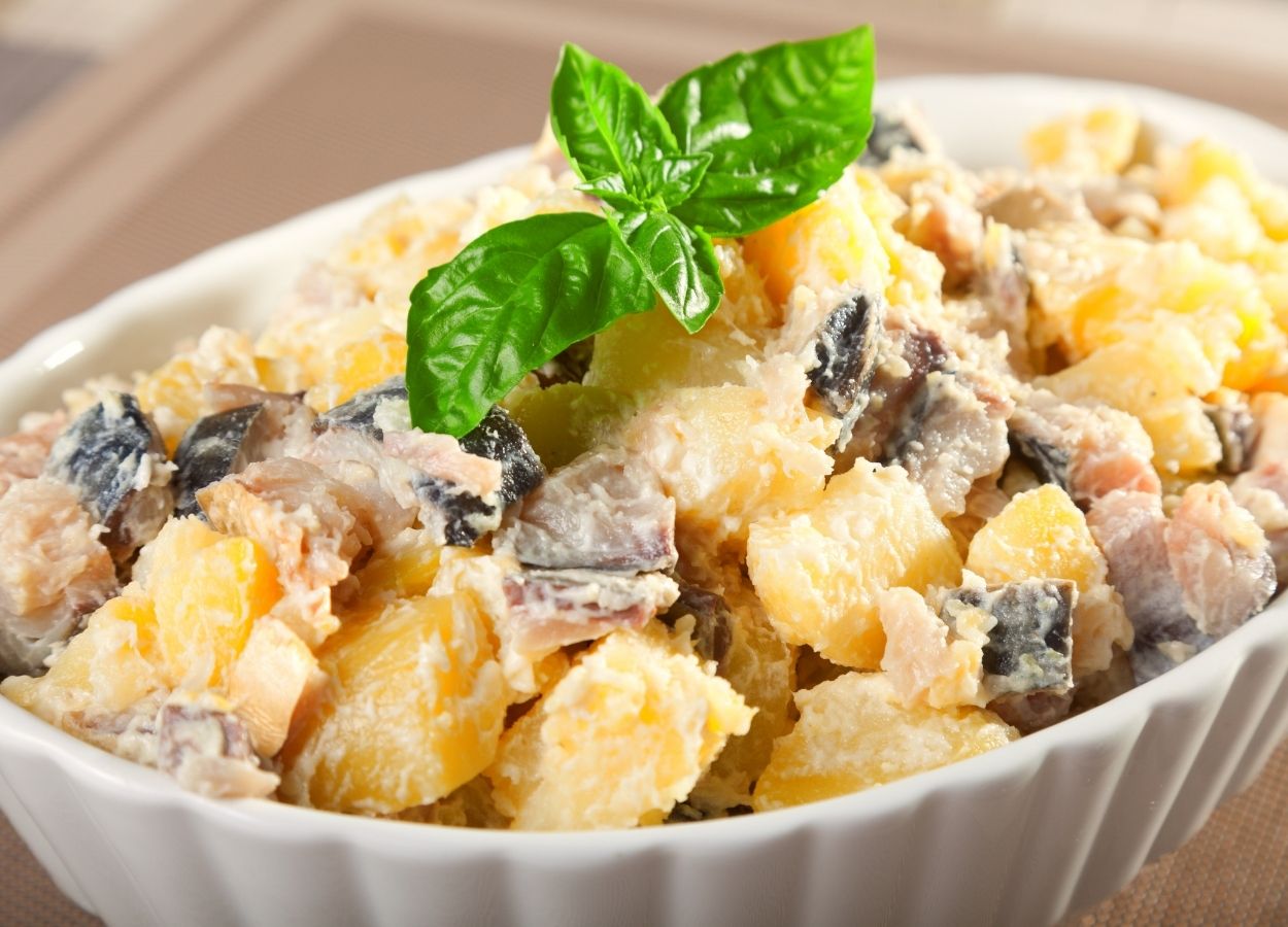 salada de batata com sardinha em lata para almoço ou jantar