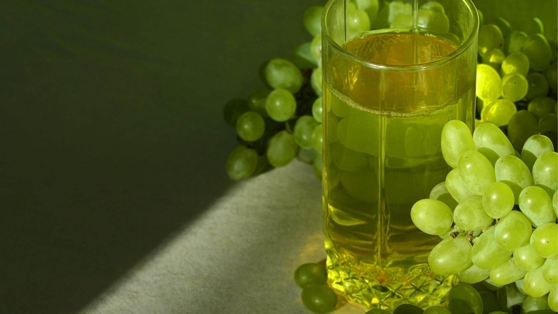 suco integral da uva verde, maçã e limão , bebida nutritiva(canva)