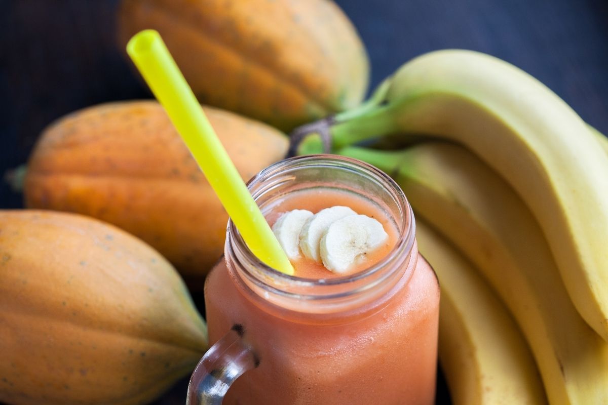 Vitamina de mamão, maçã e banana bebida nutritiva e que traz benefícios para saúde.