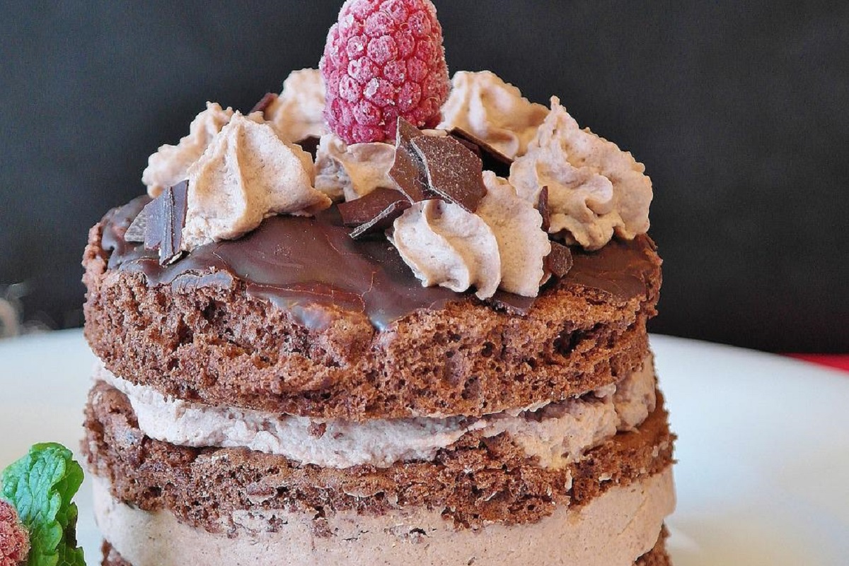 Bolo de chocolate com cobertura de doce de leite e paçoca; se nunca comeu, chegou a hora! Foto: Pixabay